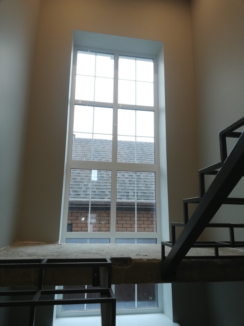 Остекление коттеджа с фальш-переплетами